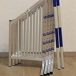 Gestapelte Aluminium-Barrierahmen mit blauen Etiketten